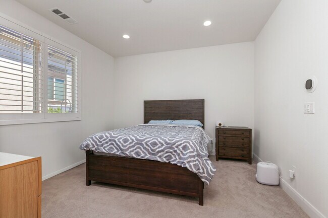 Building Photo - 2460 Solara Ln