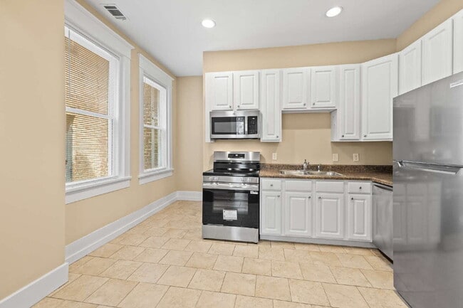 Building Photo - Upscale Historic 3BR/2BA Condo with Rare G...