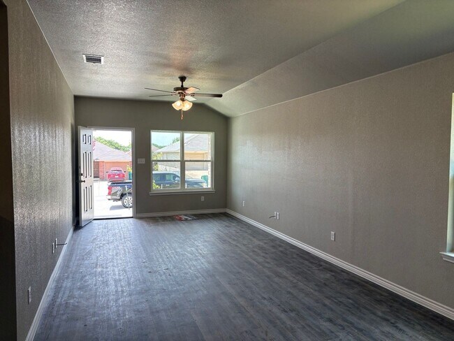 Building Photo - 2109 Wildewood Dr
