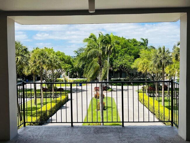 Building Photo - 3150 N Palm Aire Dr