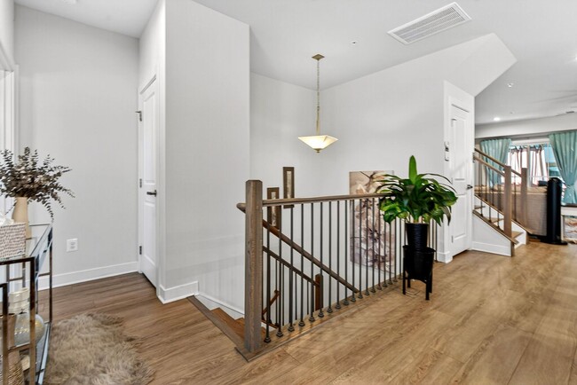 Building Photo - Luxurious 3 Bed 2.5 Bath Townhome In Beautiful Foster's Glen