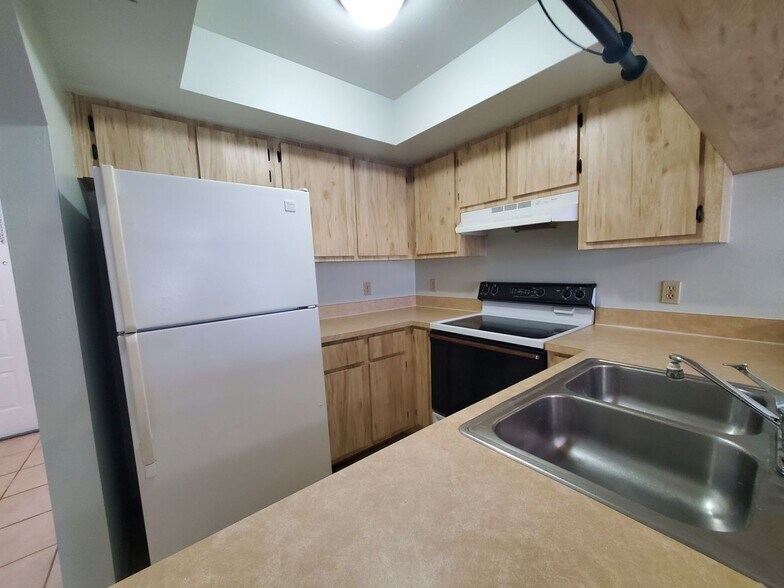 Building Photo - 1 MONTH FREE: SW Area 2/2 on a Fresh water canal - Water included