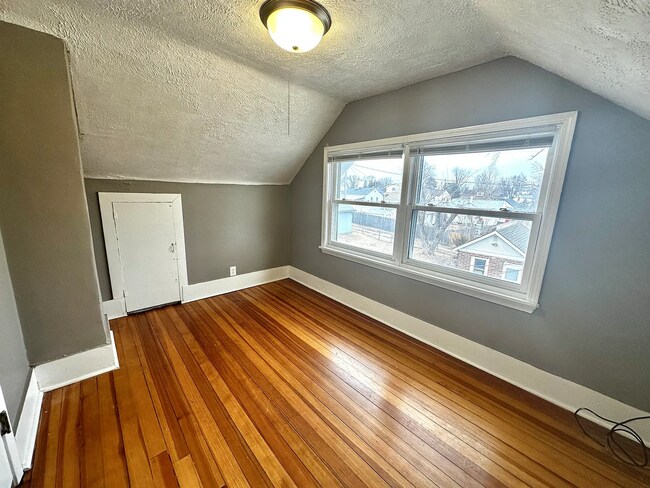 Building Photo - Spacious 3 Bed Home with Finished Basement & Hardwood Floors