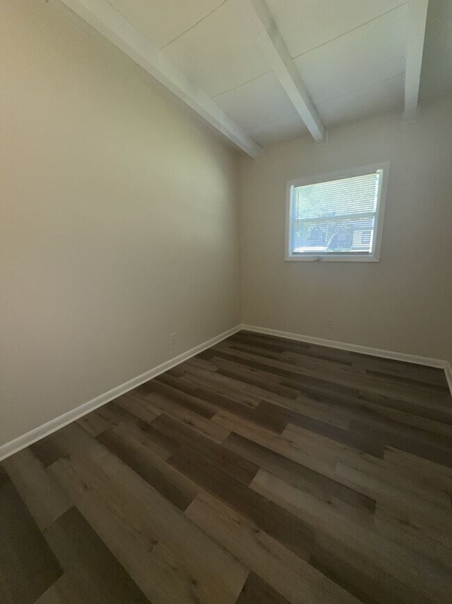 Building Photo - 2119 Lamore Dr