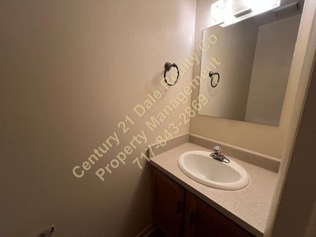 Building Photo - Lovely 2 BR, 1.5 Bath townhome in the Lexi...