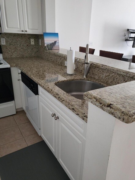 Building Photo - 520 SE 5 Ave