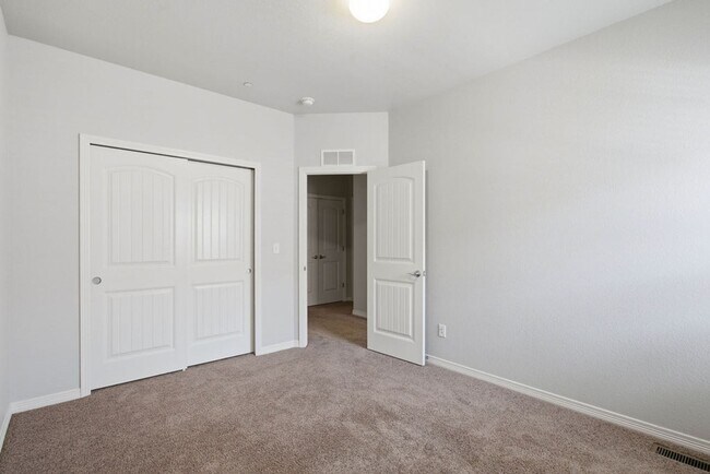 Building Photo - 3 Bedroom Townhome in Fort Collins