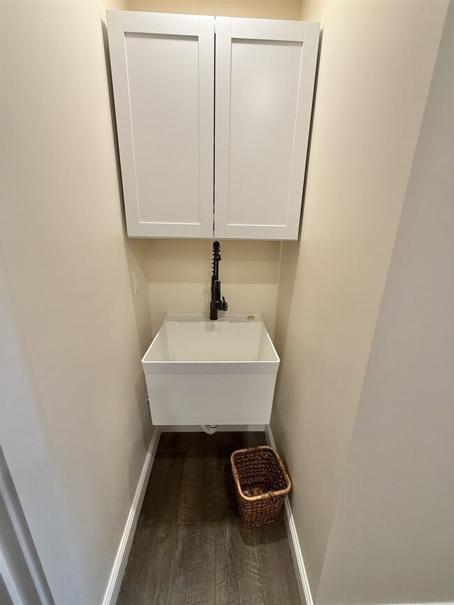 Building Photo - 304 NW River Rd