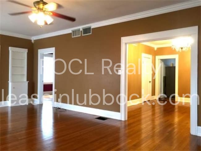 Building Photo - Large 3 bed 2 bath, Walking Distance to Tech