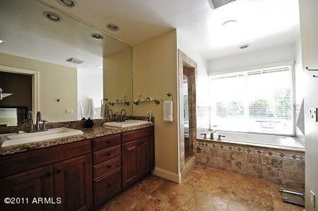 Building Photo - 4-bedroom Arcadia District