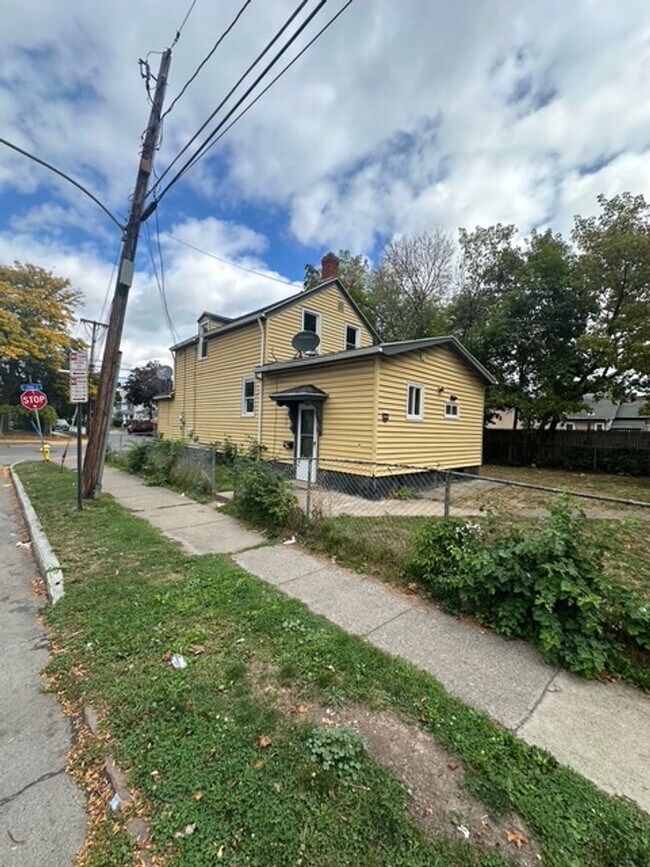 Building Photo - 959 Jay St