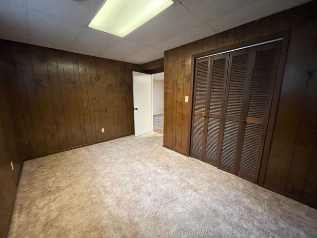 Building Photo - Large 4 bed/2 bath with garage - W. Hamble...