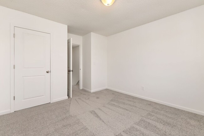 Building Photo - Spacious Duplex in Johnson County