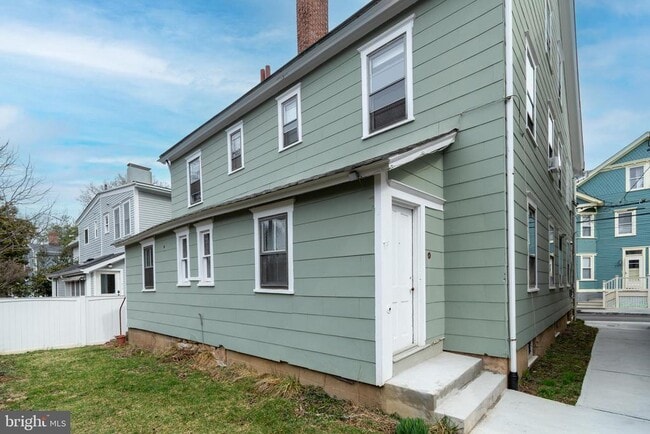 Building Photo - 24 Bank St