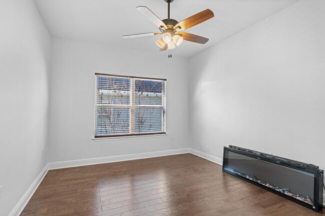 Building Photo - 590 Las Roblas Grande Dr