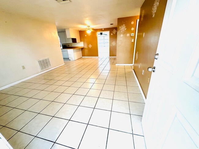 Building Photo - 3545 Holiday Lake Dr