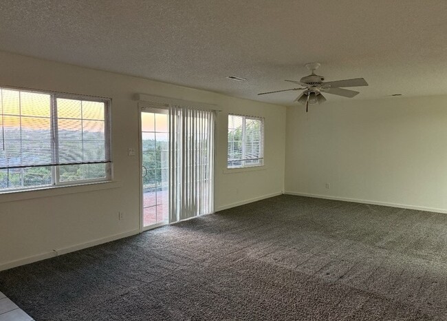 Building Photo - 4310 Hillview Dr