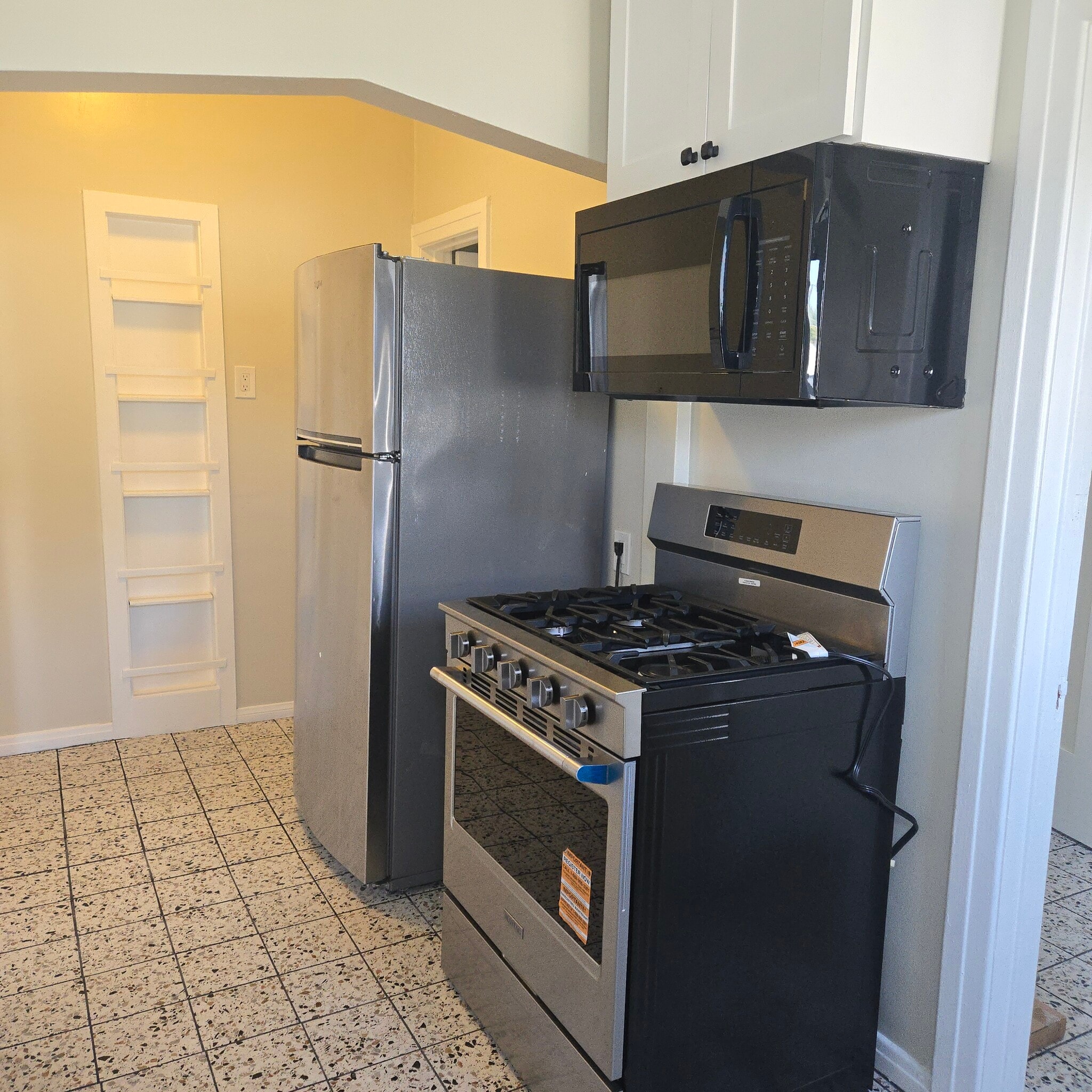 Building Photo - 479 Gaviota Ave