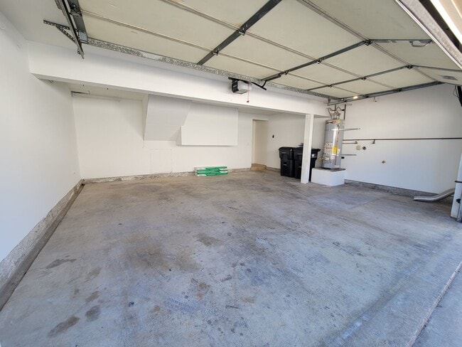 Building Photo - Torrance Townhouse for LEASE | 3 Bed/2 Bat...