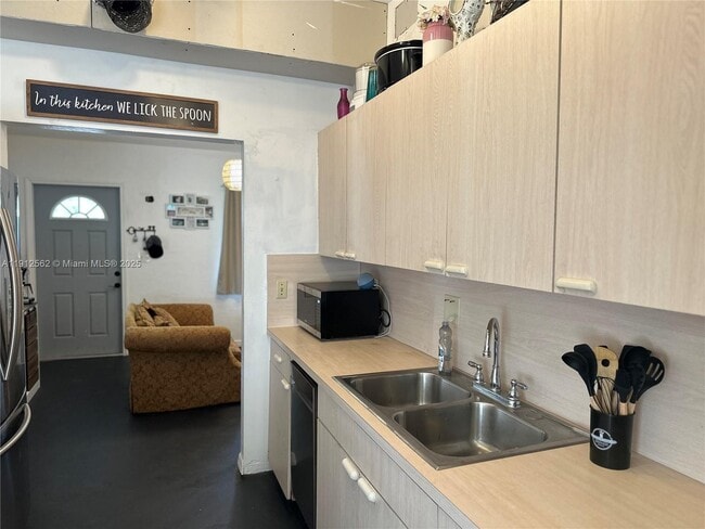 Building Photo - 420 NE 12th St