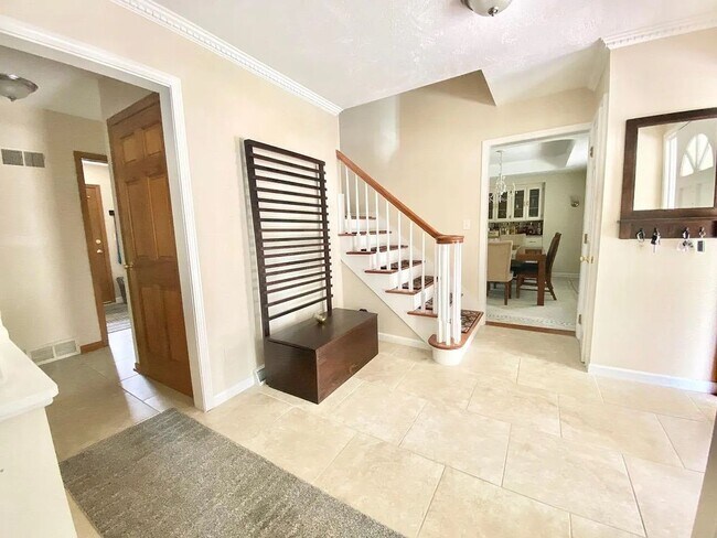 Building Photo - Desirable Mequon Home in Heart of Ville du...