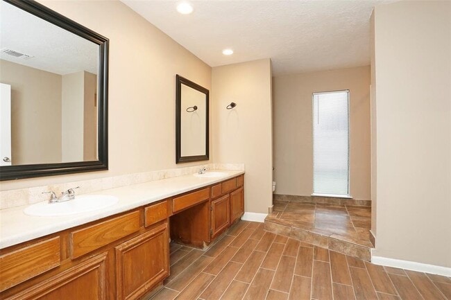 Building Photo - 21623 Park York Dr
