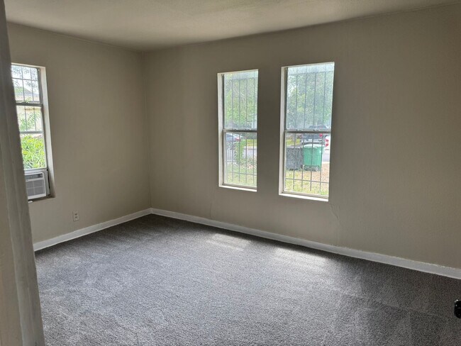 Building Photo - Move In Ready! Charming Corner Lot Home wi...