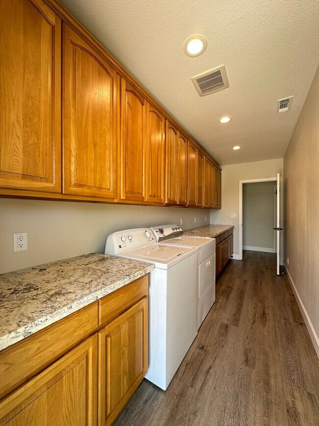 Building Photo - 4 Bedroom Home on Half Acre Lot