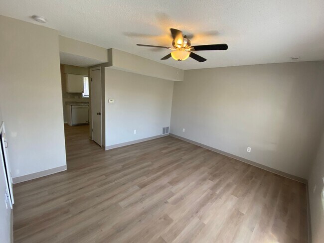 Building Photo - 1630 Pleasant View Dr