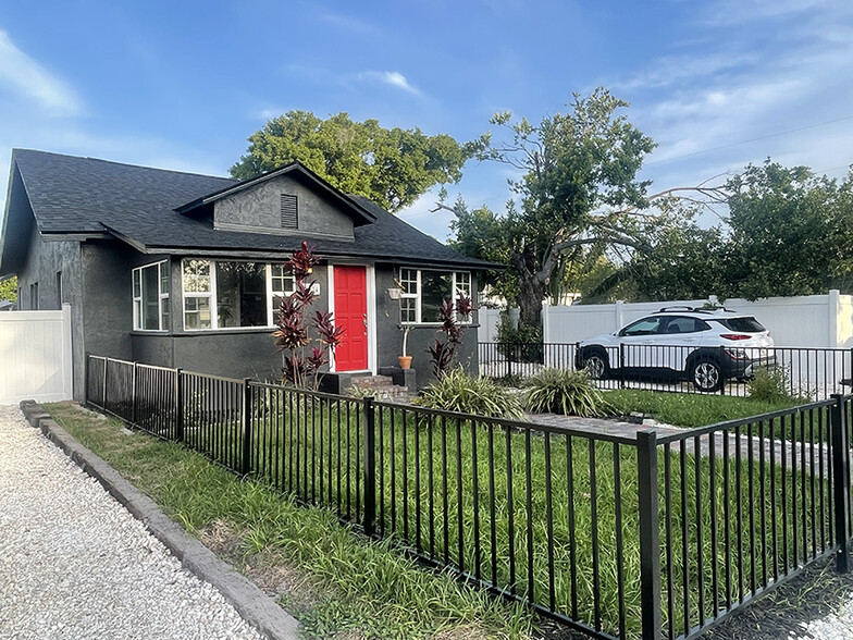 Primary Photo - 1034 Queen St N