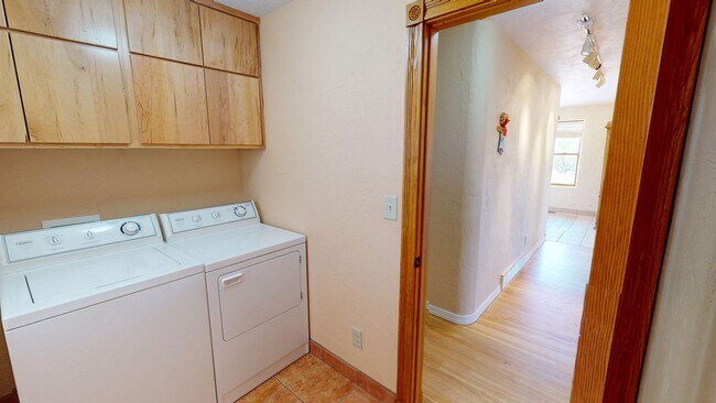 Building Photo - Custom Adobe style home in exclusive Navajo Ridge