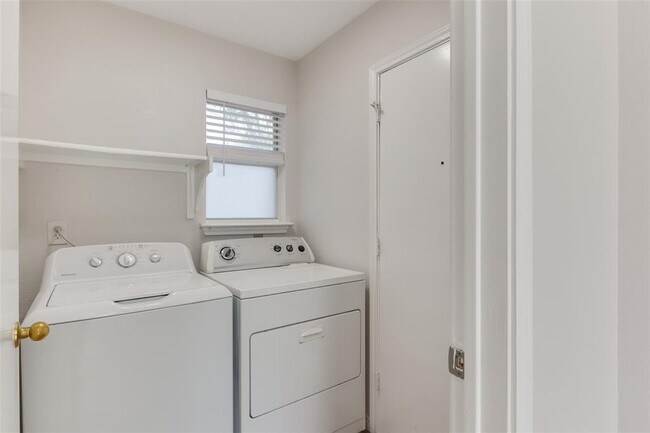 Building Photo - 927 Picadilly Dr