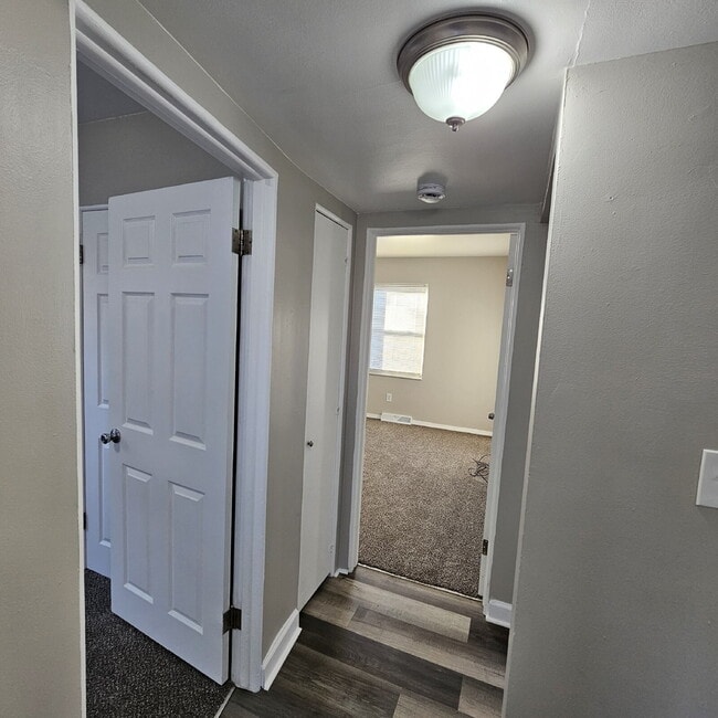 Building Photo - 3 Bedroom, 1 Bath Ranch w/ Fresh Updates Throughout. Spacious Living Room w/ New Laminate Floorin...