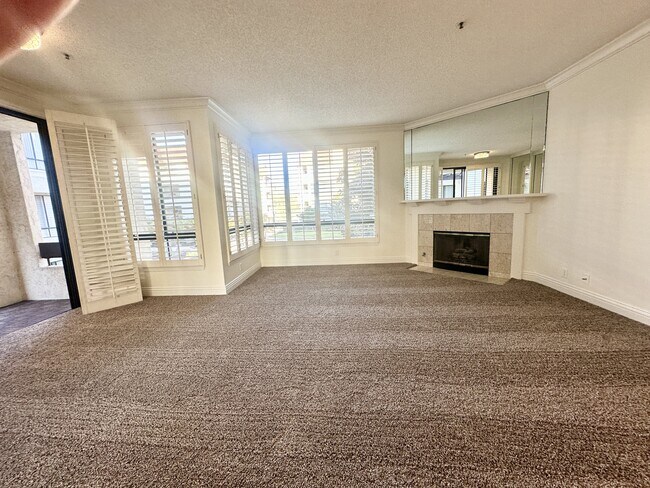Building Photo - 5865 Friars Rd