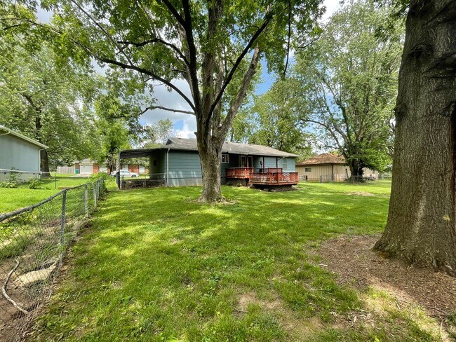 Building Photo - Great Location 3 bedroom 1 bath 1car garage
