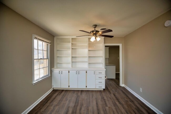 Building Photo - ** 3 bed 2 bath located in Dalraida ** Cal...