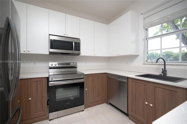 Building Photo - 445 NE 21st Ave