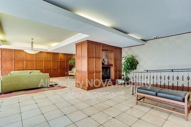 Building Photo - 922 24th St NW