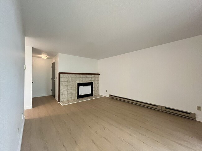 Building Photo - Beautiful Upper-Level Condo in the Heart of Multnomah Village with Private Covered Balcony and In...