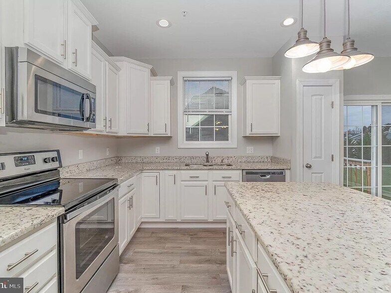 Building Photo - 502 Charles Ave