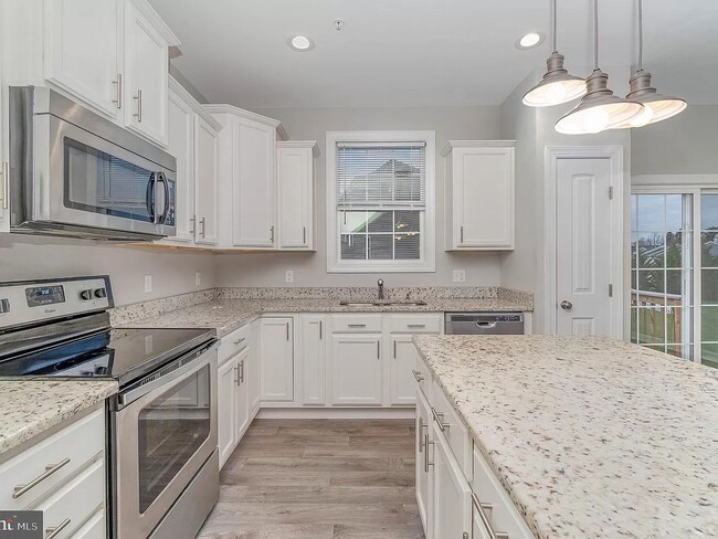 Building Photo - 3 Bedroom Townhome in Hanover