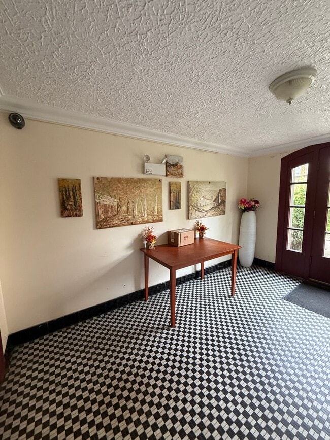 Building Photo - 3 Bedroom 2 Bath Apartment in Rogers Park