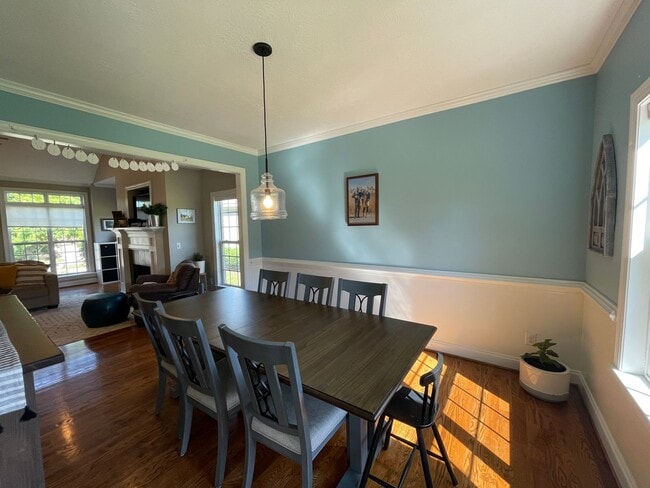 Building Photo - Charming 4 bedroom/2.5 bathroom in Tudor Branch!