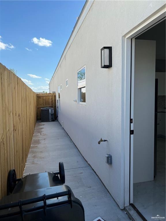 Building Photo - 19 E Iris Ave