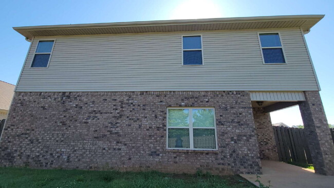 Building Photo - "Spacious 4-Bedroom Retreat with Modern Gr...