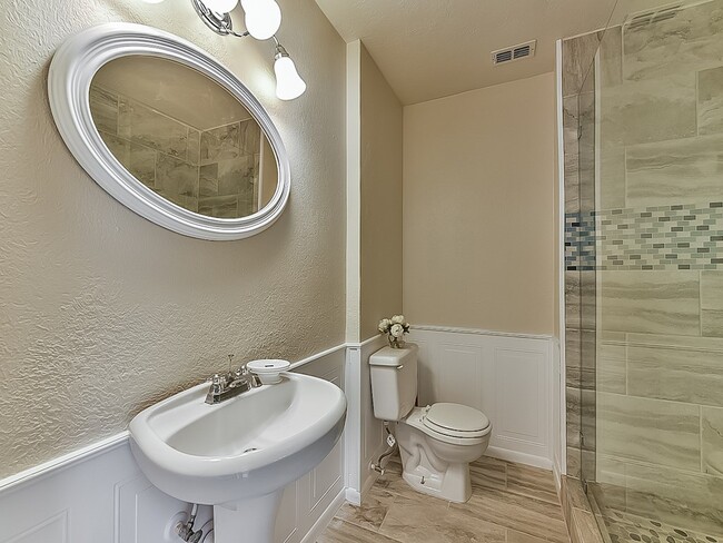 Building Photo - 900 Bonita Dr