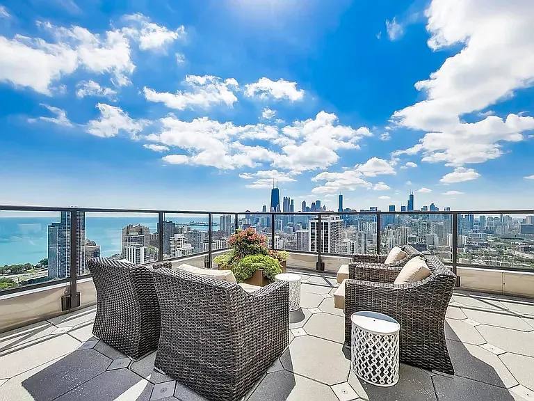 Building Photo - 1660 N La Salle Dr