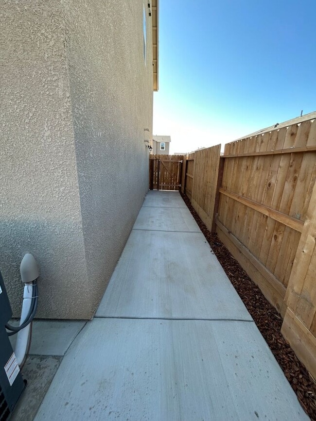 Building Photo - Beautiful Newer 4 Bedroom Home in Aspen-Sequoia Trails with Solar!