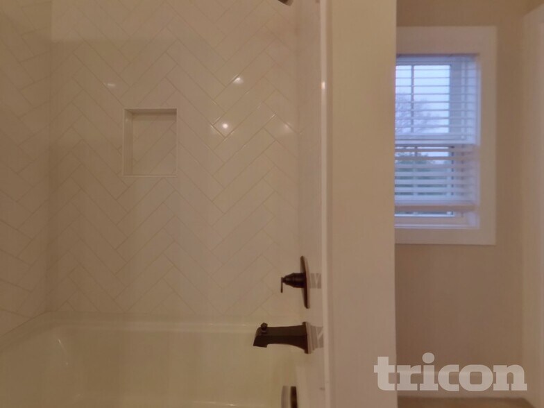 Building Photo - 3047 Ridge Ave