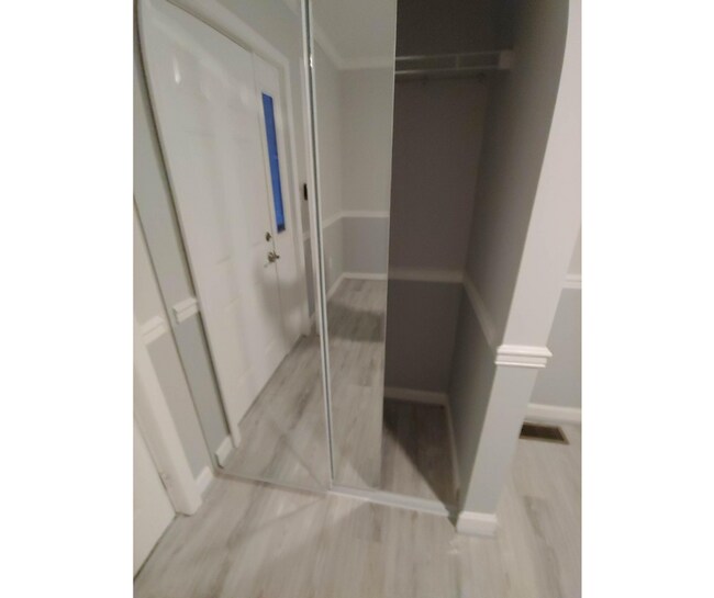 Building Photo - 452 Main St